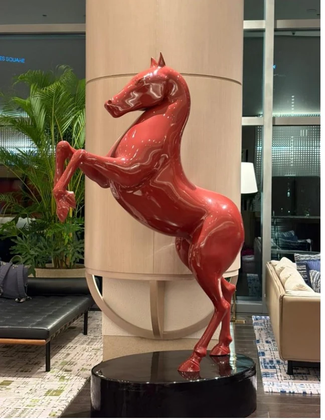 Kimpton Naluria: Installed horse sculpture
