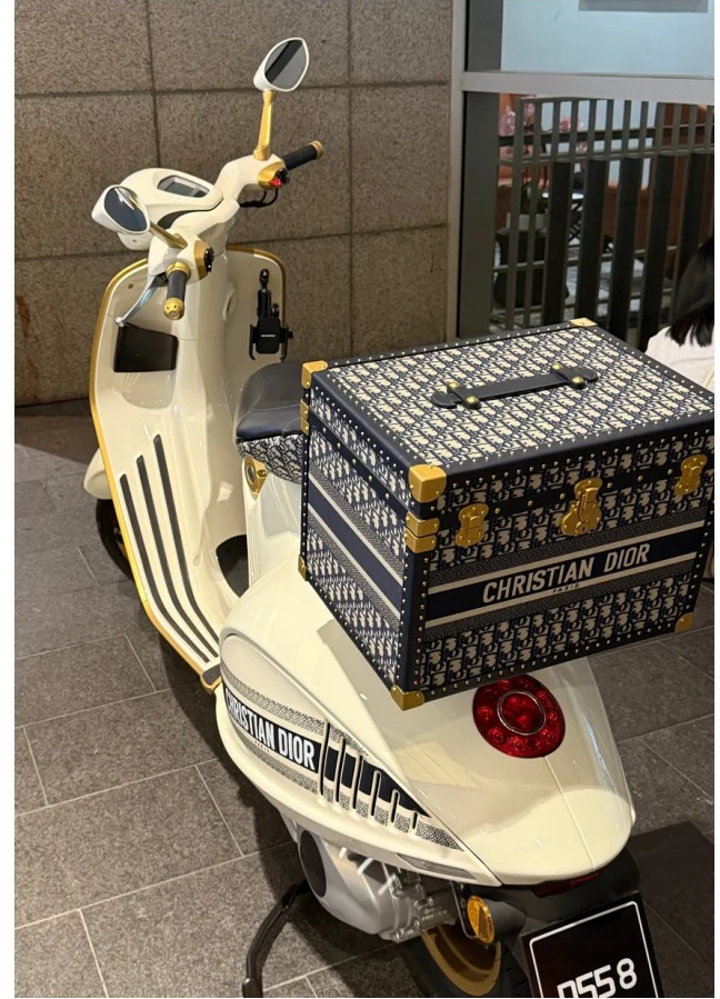 Pocket Dior Vespa 946: Custom pocket on the Vespa